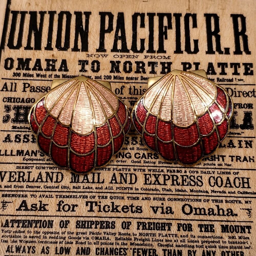 VTG 1988 Avon Signed Pink Burgundy Cloisonne Enamel Clam Shell Stud Earrings